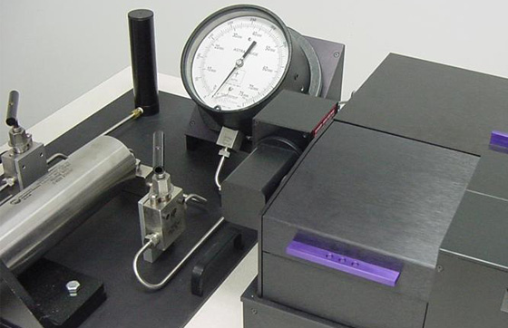 High-pressure cell gauge with ChronosDFD spectrometer